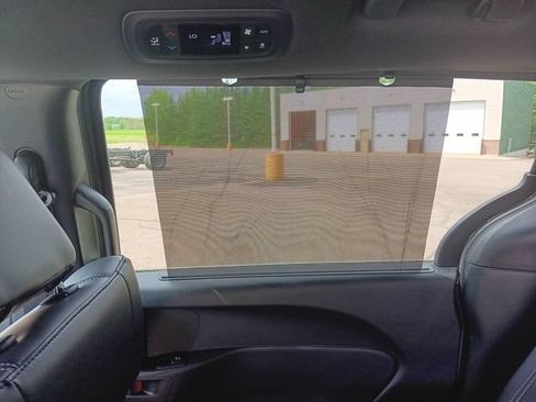 Used 2025 Chrysler Pacifica Select FWD image 17