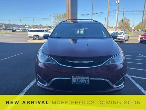 Used 2017 Chrysler Pacifica Limited w/ Advanced Safetytec Group image 2