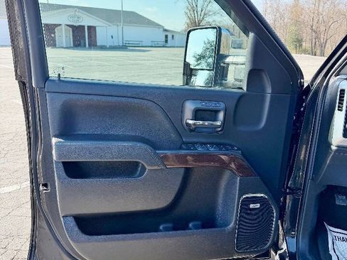 Used 2019 GMC Sierra 2500 SLT w/ Duramax Plus Package AWD/4WD image 9