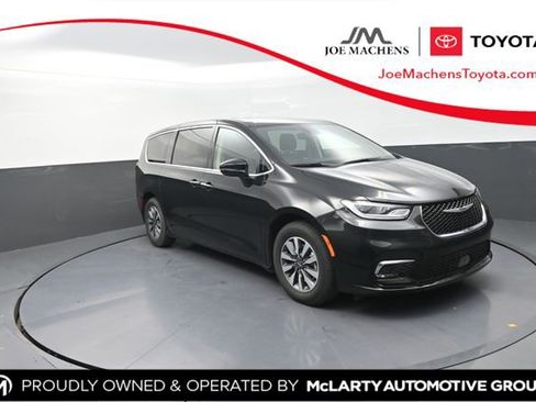 Used 2024 Chrysler Pacifica Limited FWD image 1
