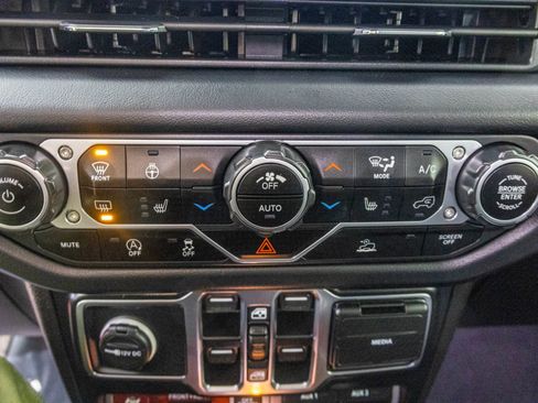 Used 2024 Jeep Wrangler Unlimited Rubicon w/ Technology Group image 30