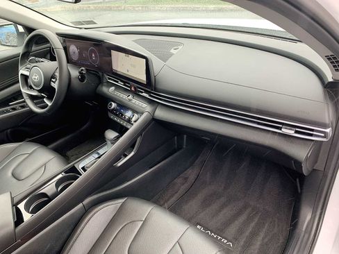 Used 2025 Hyundai Elantra Limited image 29