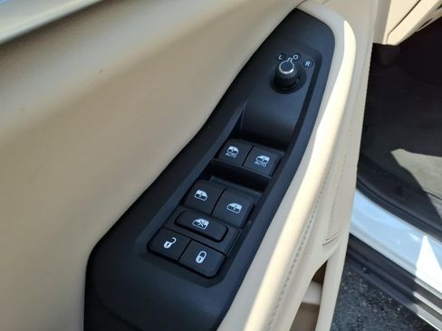 Used 2023 Jeep Grand Cherokee Limited w/ Luxury Tech Group II AWD/4WD image 9
