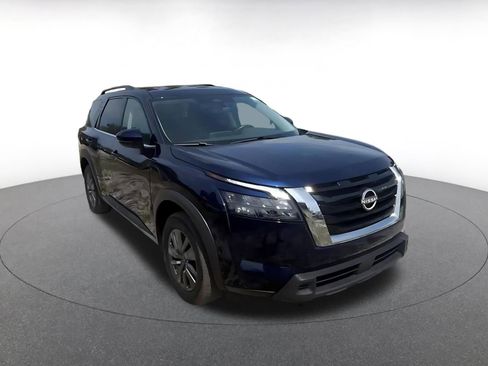 Used 2025 Nissan Pathfinder SV FWD image 3