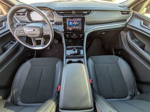 New 2025 Jeep Grand Cherokee Altitude image 28