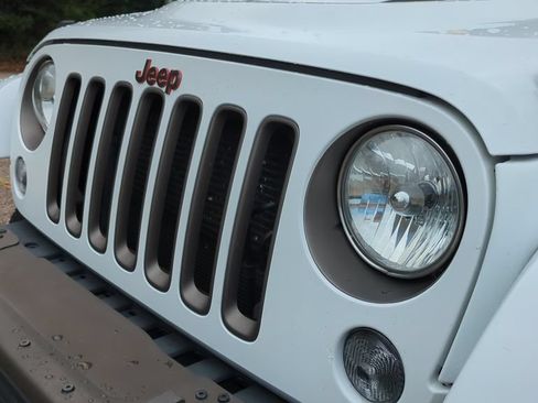 Used 2016 Jeep Wrangler Unlimited Sahara AWD/4WD image 9