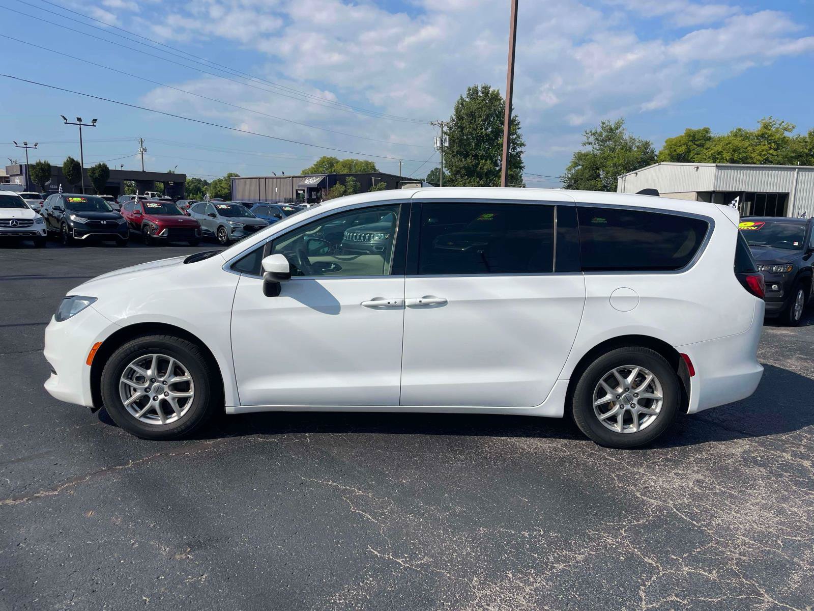 Used 2022 Chrysler Voyager LX FWD image 4