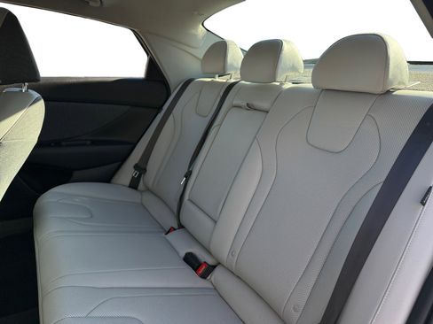 Used 2025 Hyundai Elantra Limited image 13
