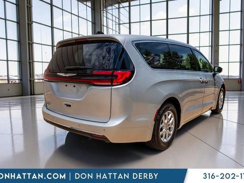 Used 2023 Chrysler Pacifica Touring-L FWD image 33