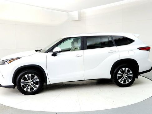 Used 2023 Toyota Highlander XLE AWD/4WD image 3