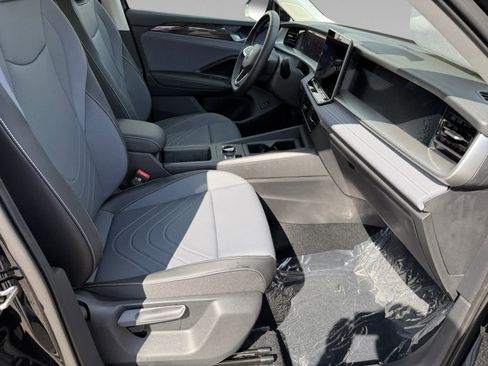 New 2025 Volkswagen Tiguan SE image 9