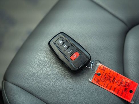 Used 2022 Toyota Highlander XLE AWD/4WD image 48