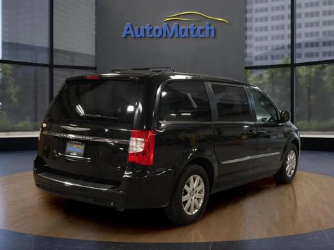 Used 2015 Chrysler Town & Country Touring FWD image 10