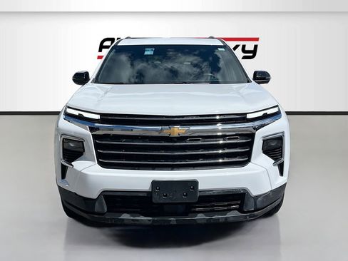 Used 2025 Chevrolet Traverse LT w/ Driver Confidence Package AWD/4WD image 2