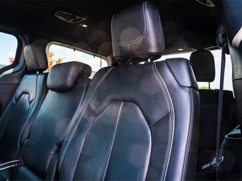 Used 2019 Chrysler Pacifica Touring-L FWD image 24