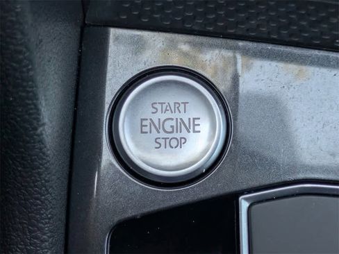 Used 2021 Volkswagen Tiguan SE w/ Panoramic Sunroof Package image 38