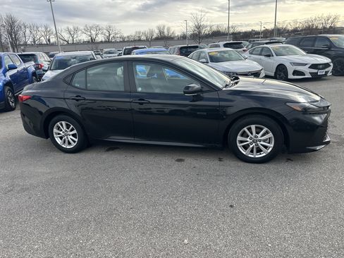 Used 2025 Toyota Camry LE image 3