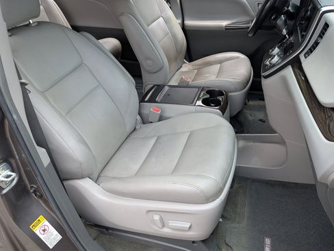 Used 2017 Toyota Sienna XLE FWD image 24
