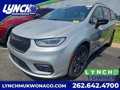 Used 2024 Chrysler Pacifica Touring-L w/ Uconnect Theater Family Group