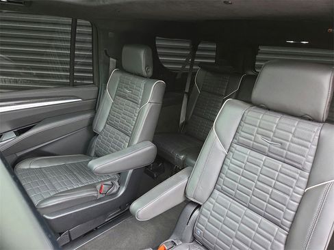 Used 2025 Cadillac Escalade ESV V image 17