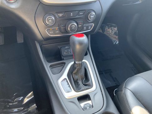 Used 2018 Jeep Cherokee Latitude Plus FWD image 20