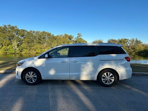 Used 2016 Kia Sedona LX w/ LX Convenience Package image 2