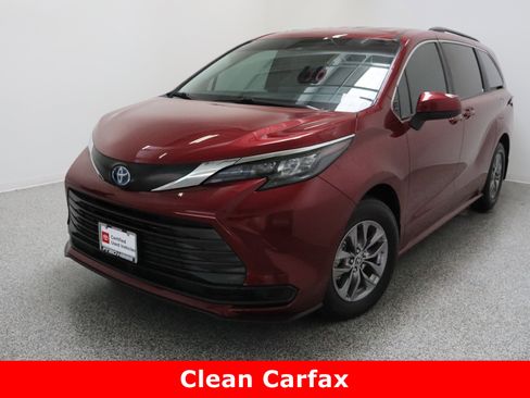 Certified 2025 Toyota Sienna LE image 2
