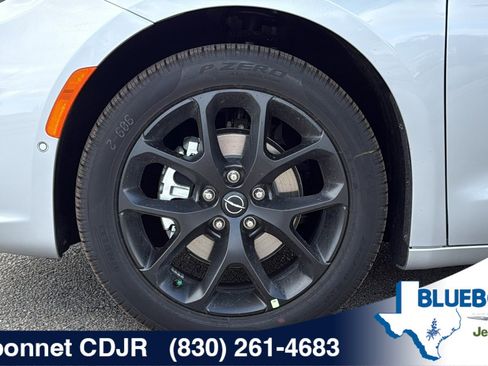 New 2026 Chrysler Pacifica Limited w/ S Appearance Package FWD image 24