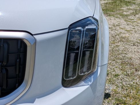 Used 2025 Kia Telluride LX FWD image 9