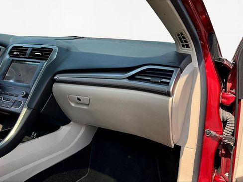 Used 2019 Ford Fusion SE image 27