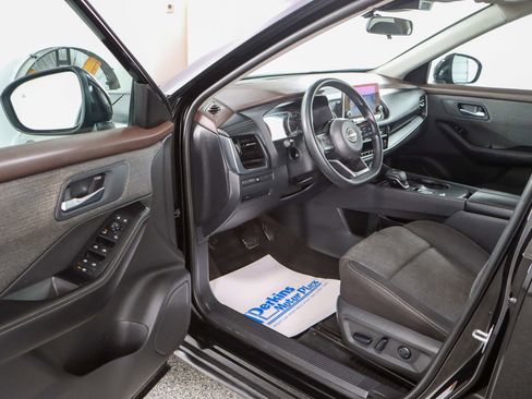 Used 2023 Nissan Rogue SV image 3