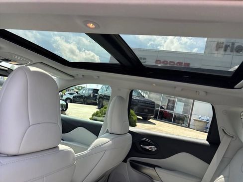 Used 2022 Jeep Cherokee Limited AWD/4WD image 7