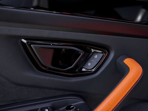 Used 2025 Lamborghini Urus SE image 37