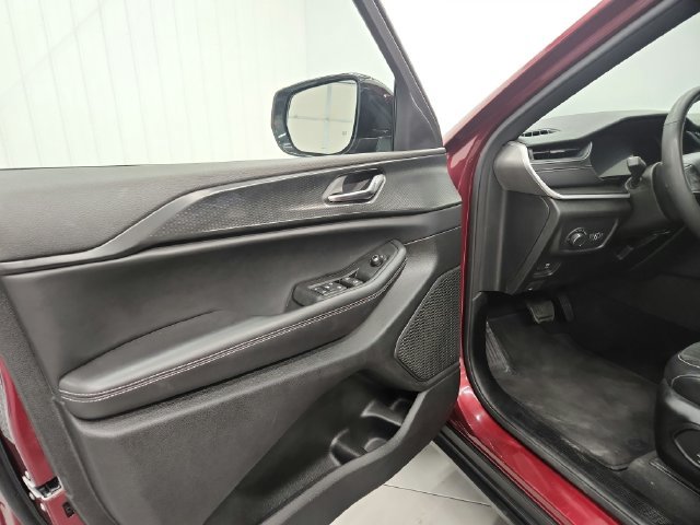Used 2025 Jeep Grand Cherokee Altitude AWD/4WD image 16