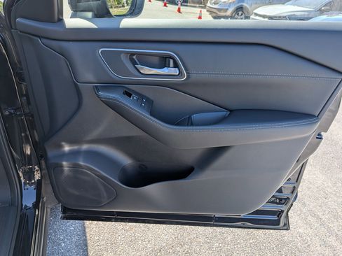 Used 2025 Nissan Rogue Platinum FWD image 35