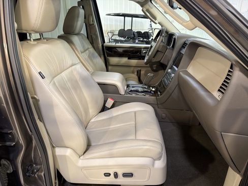 Used 2015 Lincoln Navigator 2WD image 28