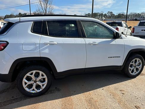 New 2026 Jeep Compass Latitude image 8