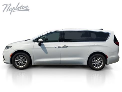Used 2023 Chrysler Pacifica Touring-L FWD image 2