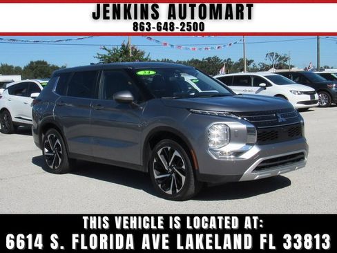 Used 2024 Mitsubishi Outlander SE image 1
