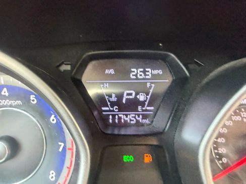 Used 2014 Hyundai Elantra w/ Option Group 2 FWD image 11
