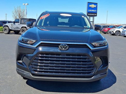 Used 2025 Toyota Grand Highlander AWD image 2
