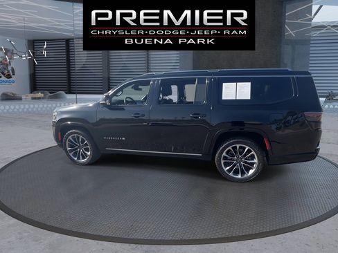 Used 2023 Jeep Wagoneer L Series III w/ Premium Group I RWD image 5