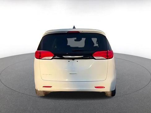 Used 2023 Chrysler Voyager LX image 9