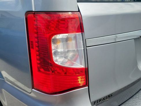 Used 2014 Chrysler Town & Country S FWD image 9