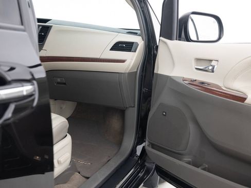 Used 2014 Toyota Sienna Limited w/ Limited Premium Package image 28