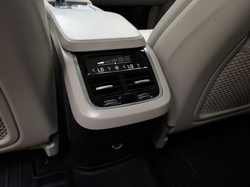Used 2018 Volvo XC90 T6 Momentum w/ Convenience Package AWD/4WD image 32