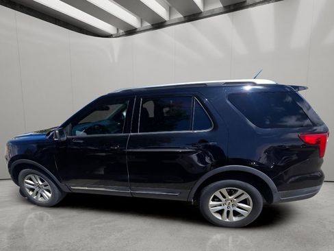Used 2019 Ford Explorer XLT w/ Equipment Group 202A AWD/4WD image 4