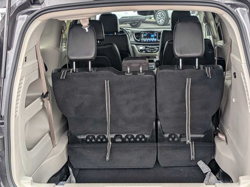 Used 2023 Chrysler Pacifica Touring-L FWD image 23