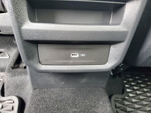 Used 2025 Volkswagen Taos SE w/ Panoramic Sunroof Package FWD image 11