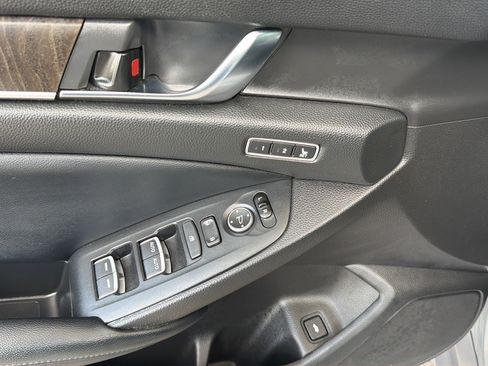 Used 2018 Honda Accord Touring image 17